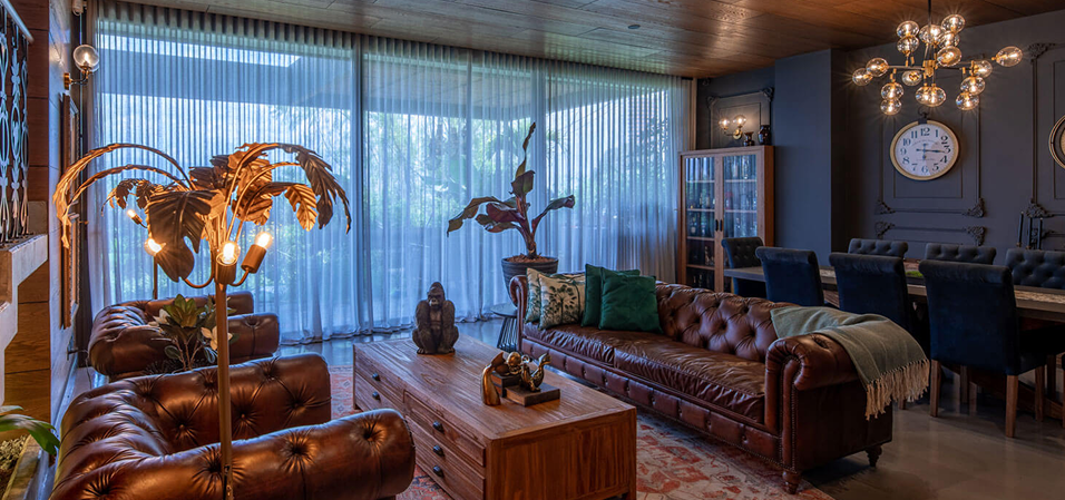 Sala moderna con cortinas y mobiliario de diseño