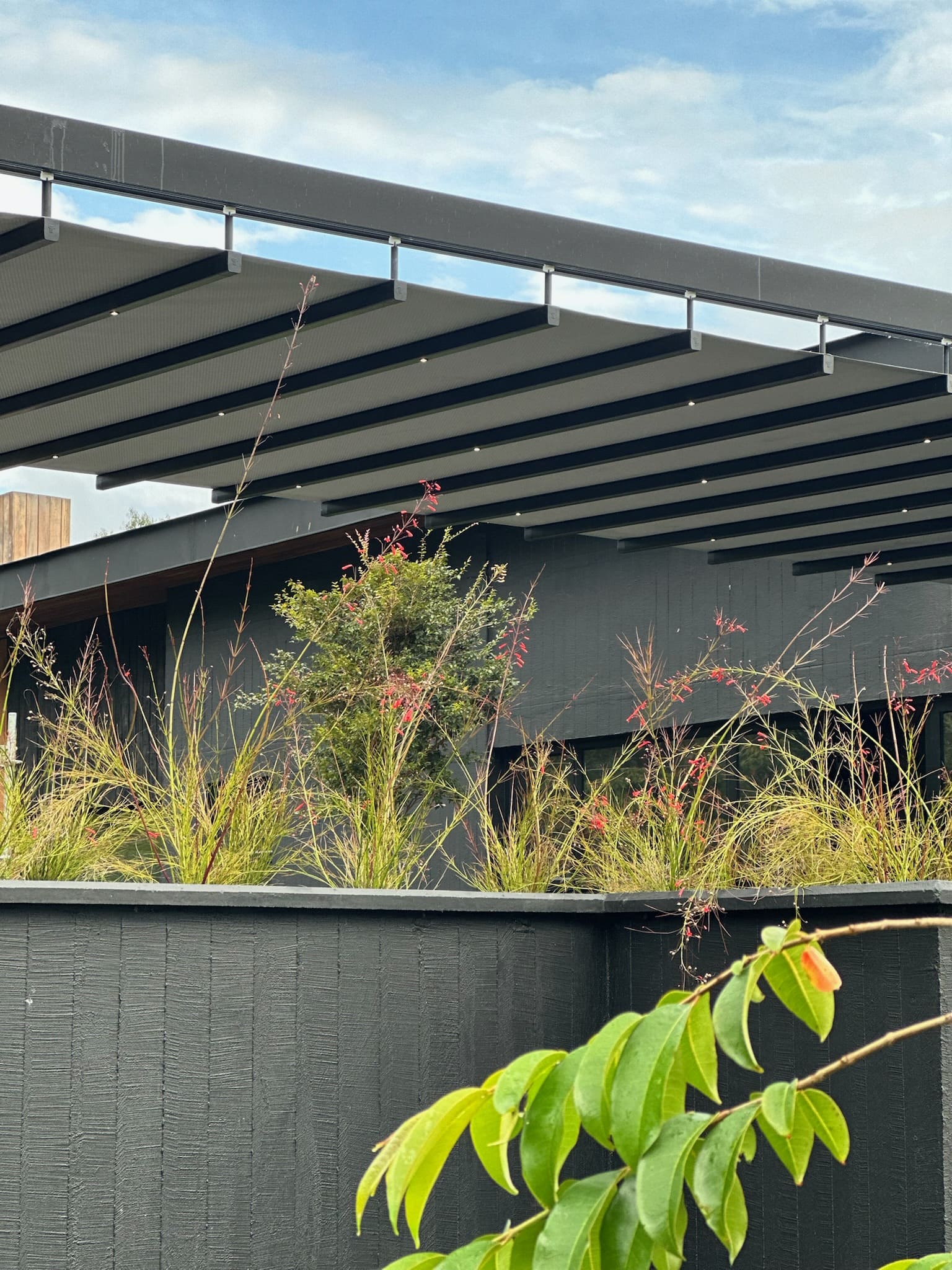 Proyecto residencial con instalación de pérgola retráctil de diseño contemporáneo