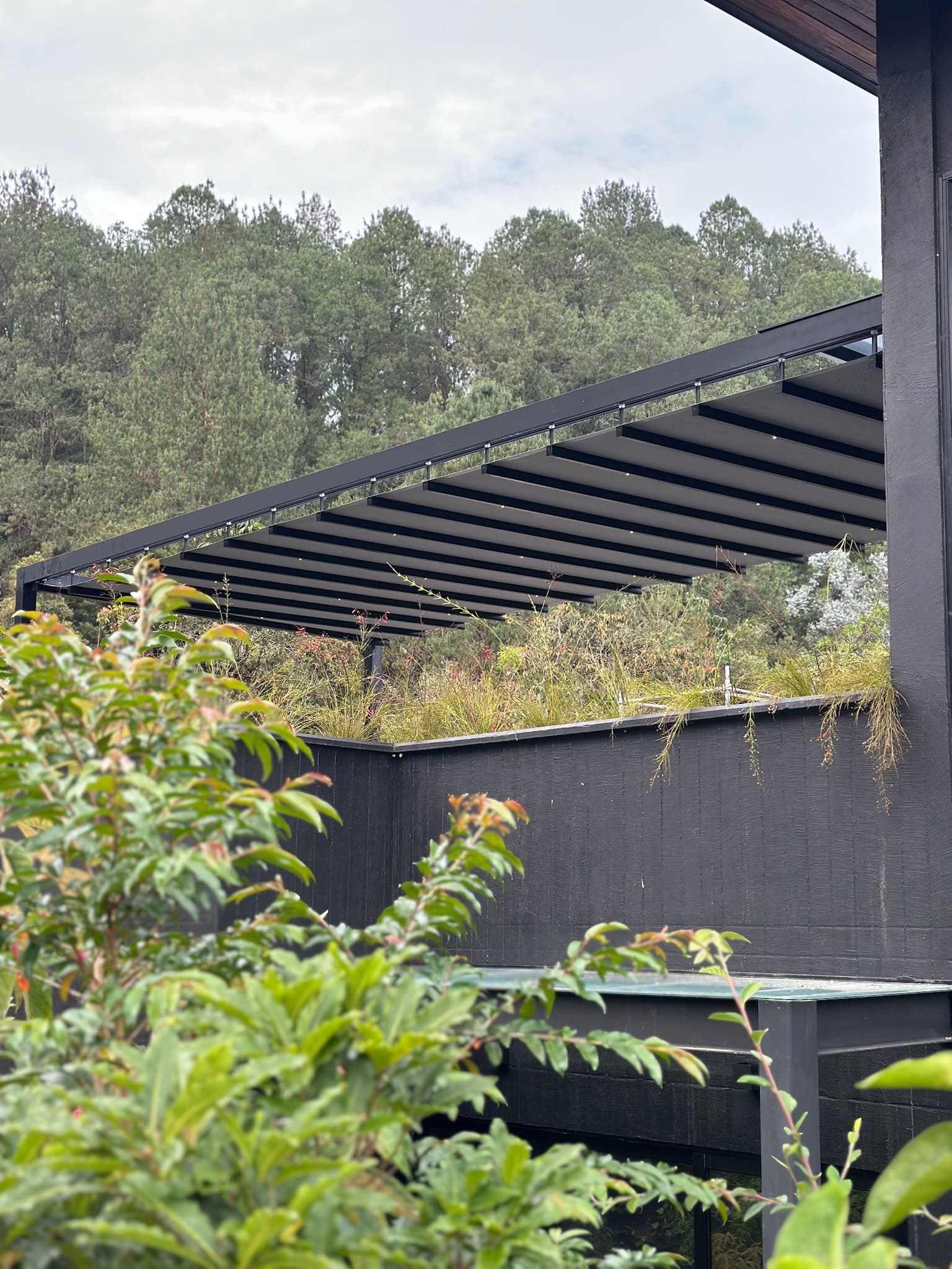 Proyecto residencial con instalación de pérgola retráctil de diseño contemporáneo