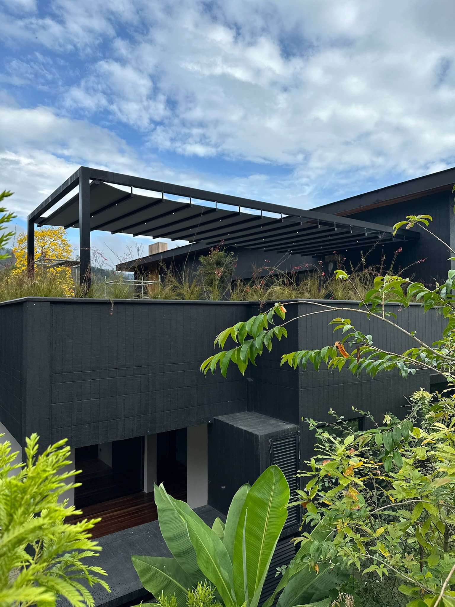 Proyecto residencial con instalación de pérgola retráctil de diseño contemporáneo
