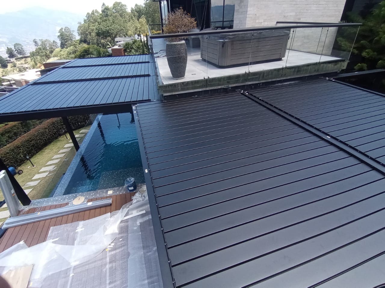 Instalación de pérgolas bioclimáticas en una vivienda en Medellín