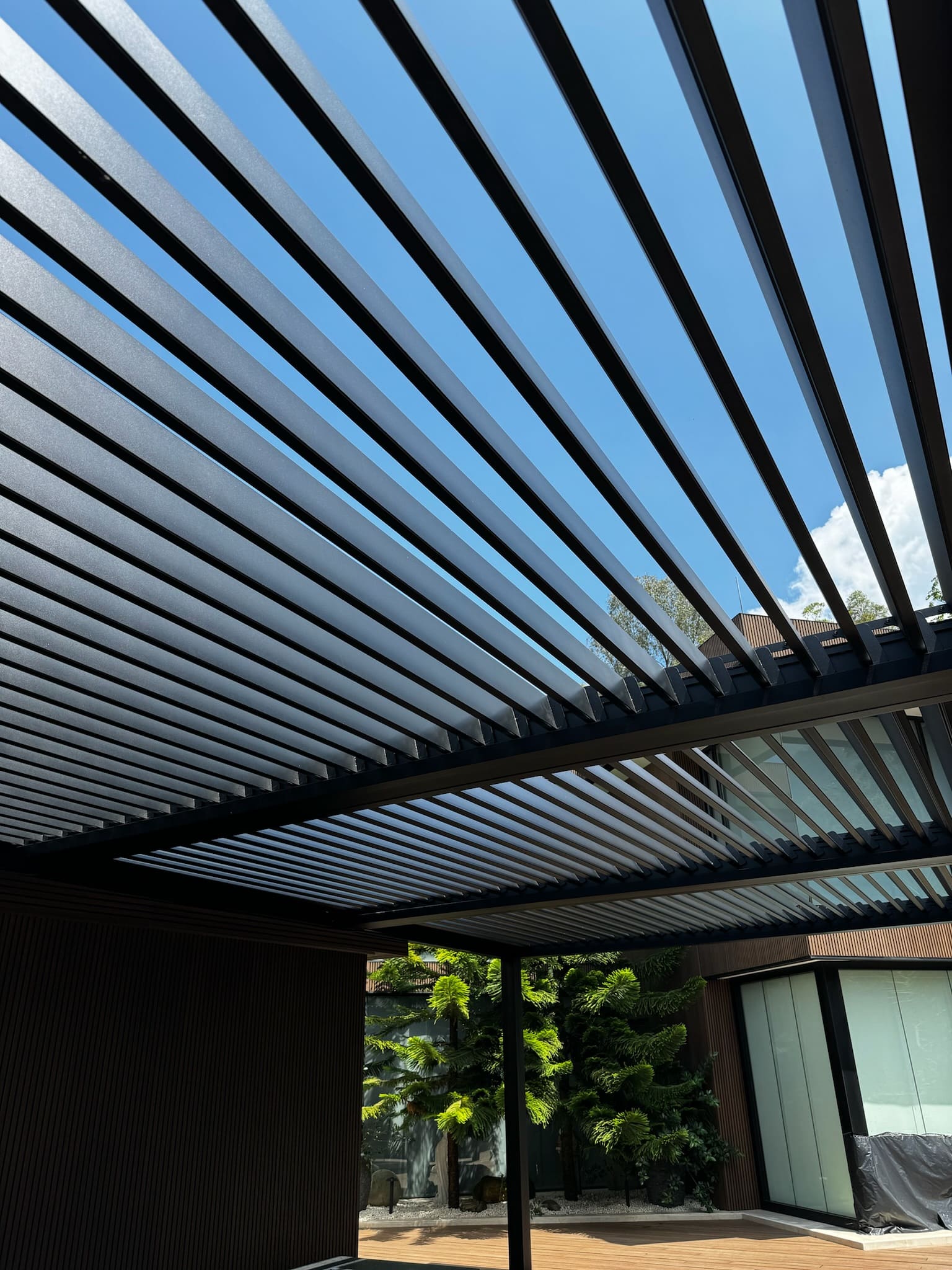 Instalación de pérgolas bioclimáticas en una vivienda en Medellín