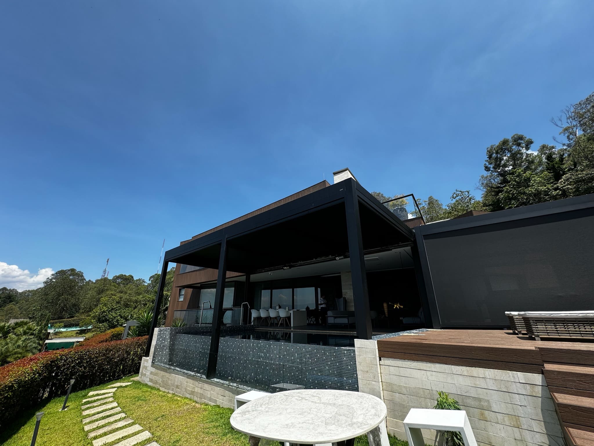Instalación de pérgolas bioclimáticas en una vivienda en Medellín