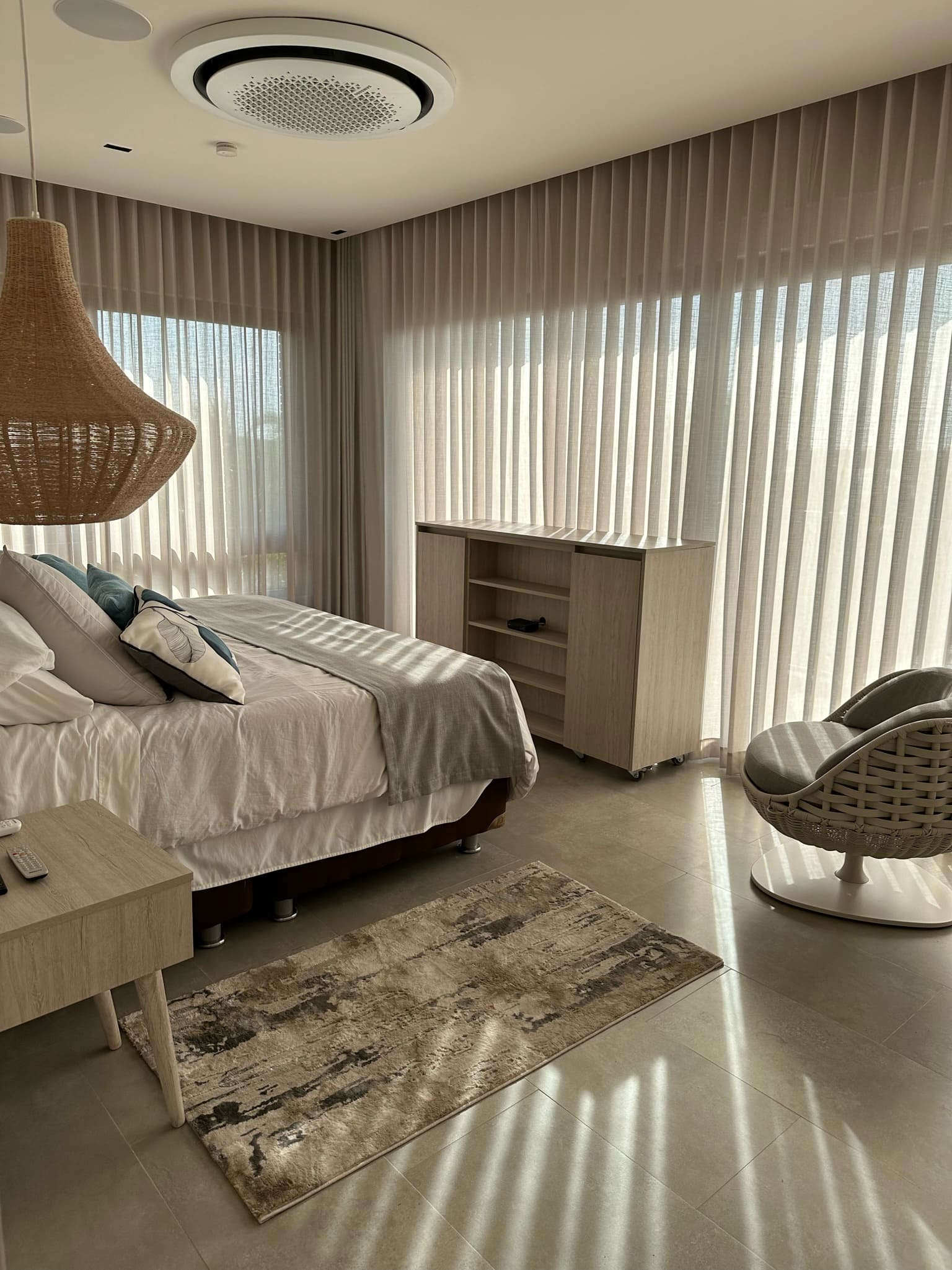 Textiles que regulan la luz y aportan calidez, convirtiéndose en parte esencial de la decoración del hogar.