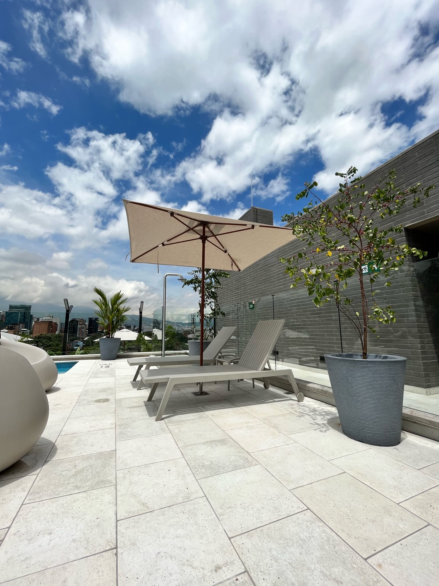 Implementación de parasoles para la terraza y zona de piscina