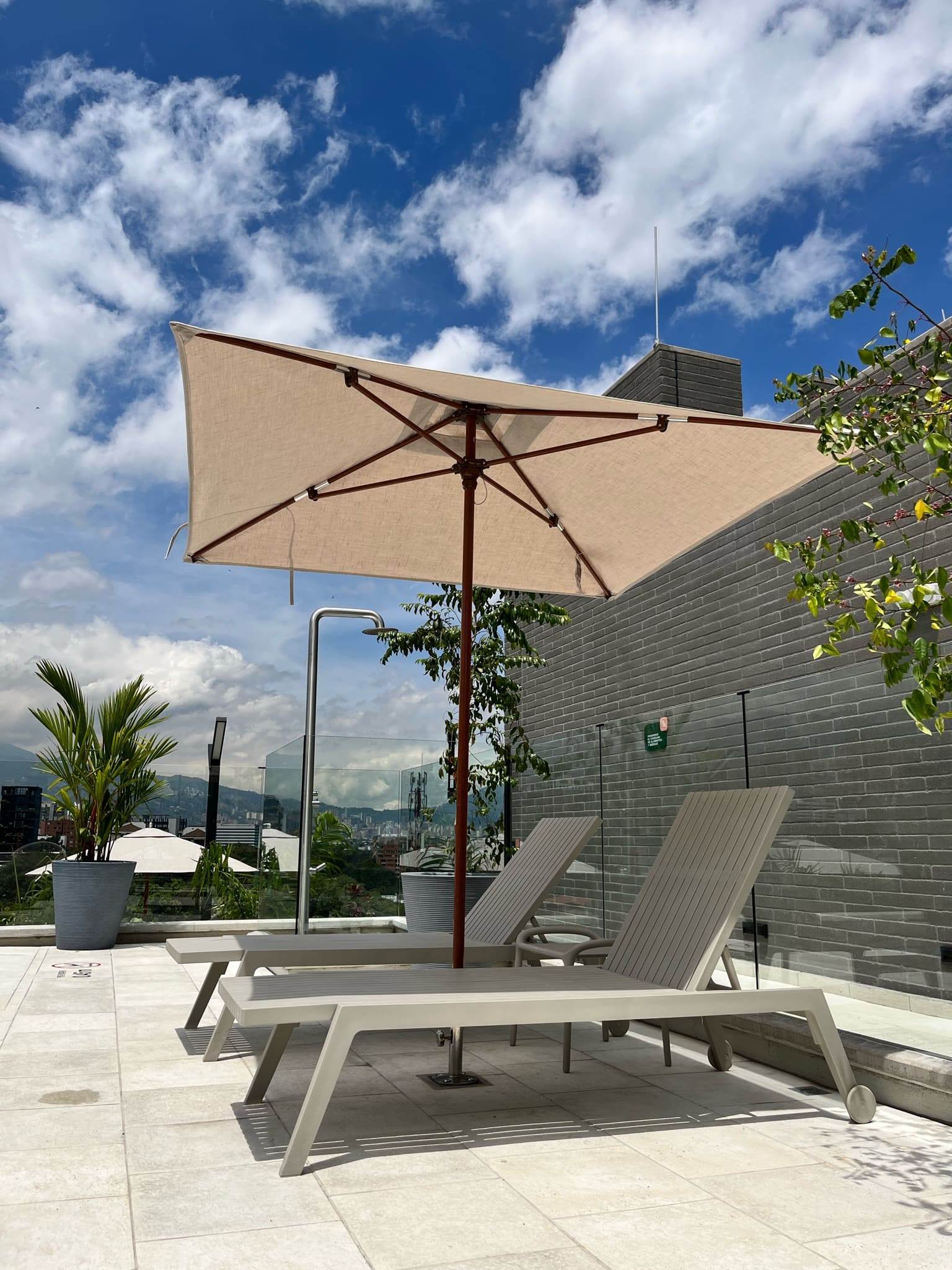 Implementación de parasoles para la terraza y zona de piscina