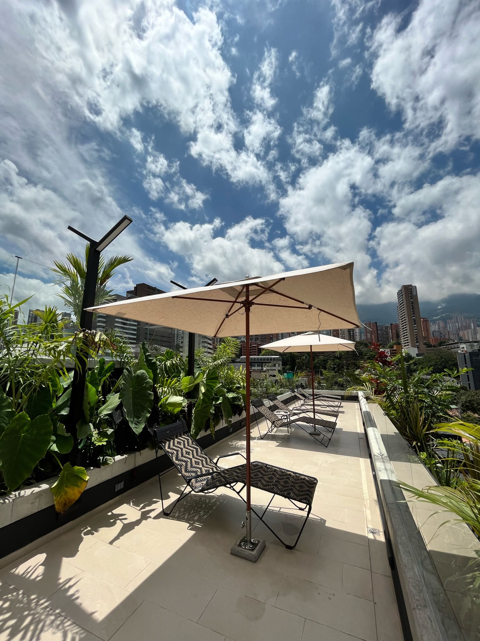 Implementación de parasoles para la terraza y zona de piscina