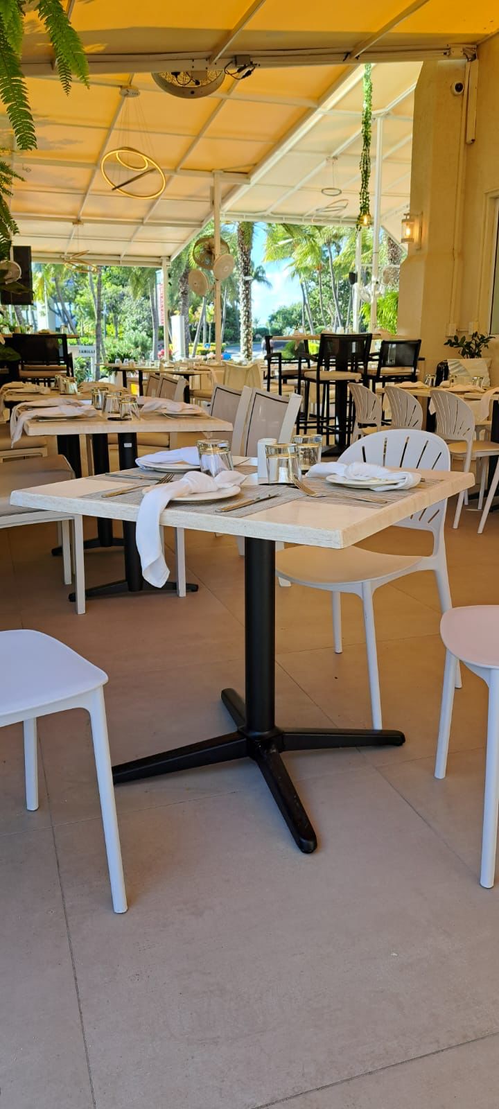 Terraza del restaurante Amore Mio en Aruba con mesas al aire libre