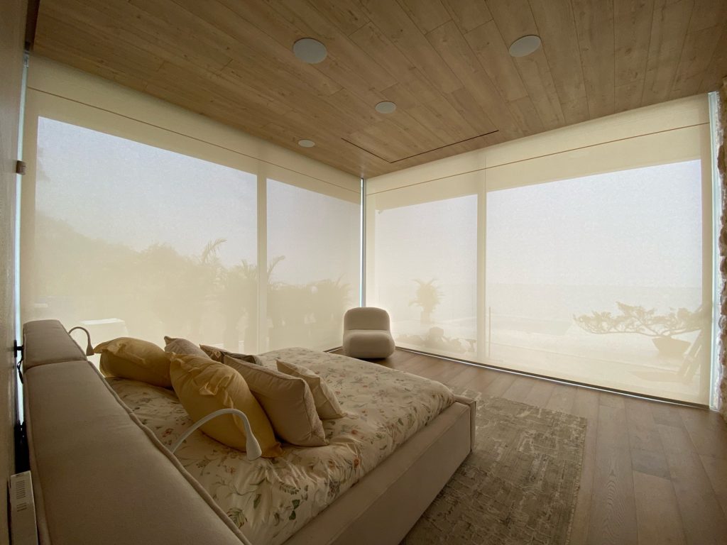Habitación moderna en Casa 60 con vista al jardín y decoración minimalista