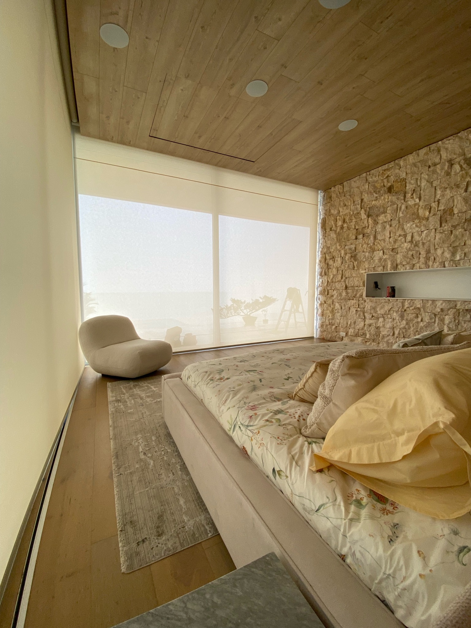 Dormitorio en Casa 60 con diseño minimalista y ventanales amplios