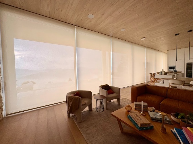 Sala moderna en Casa 60 con grandes ventanales y mobiliario contemporáneo