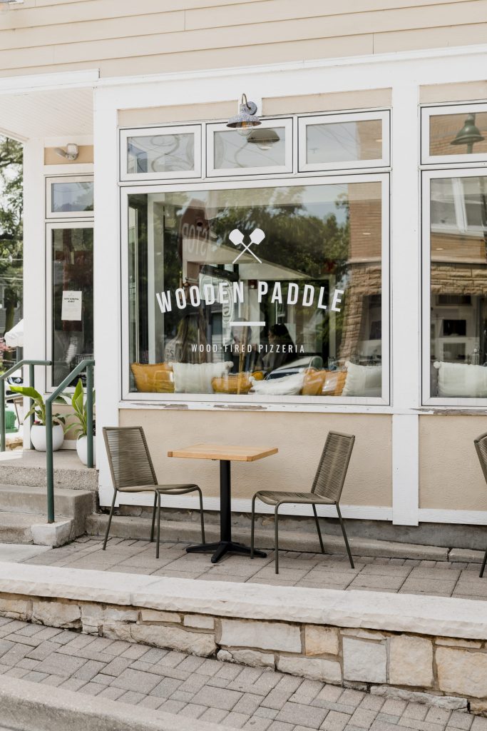 Fachada del restaurante Wooden Paddle en Colombia con mesa al aire libre