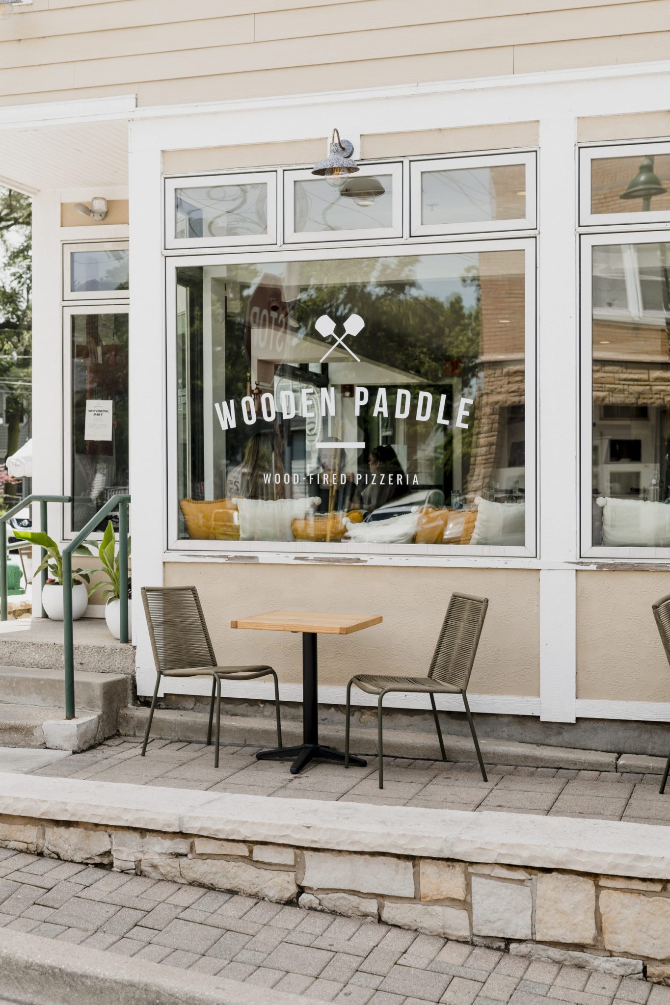 Fachada del restaurante Wooden Paddle en Colombia con mesa al aire libre