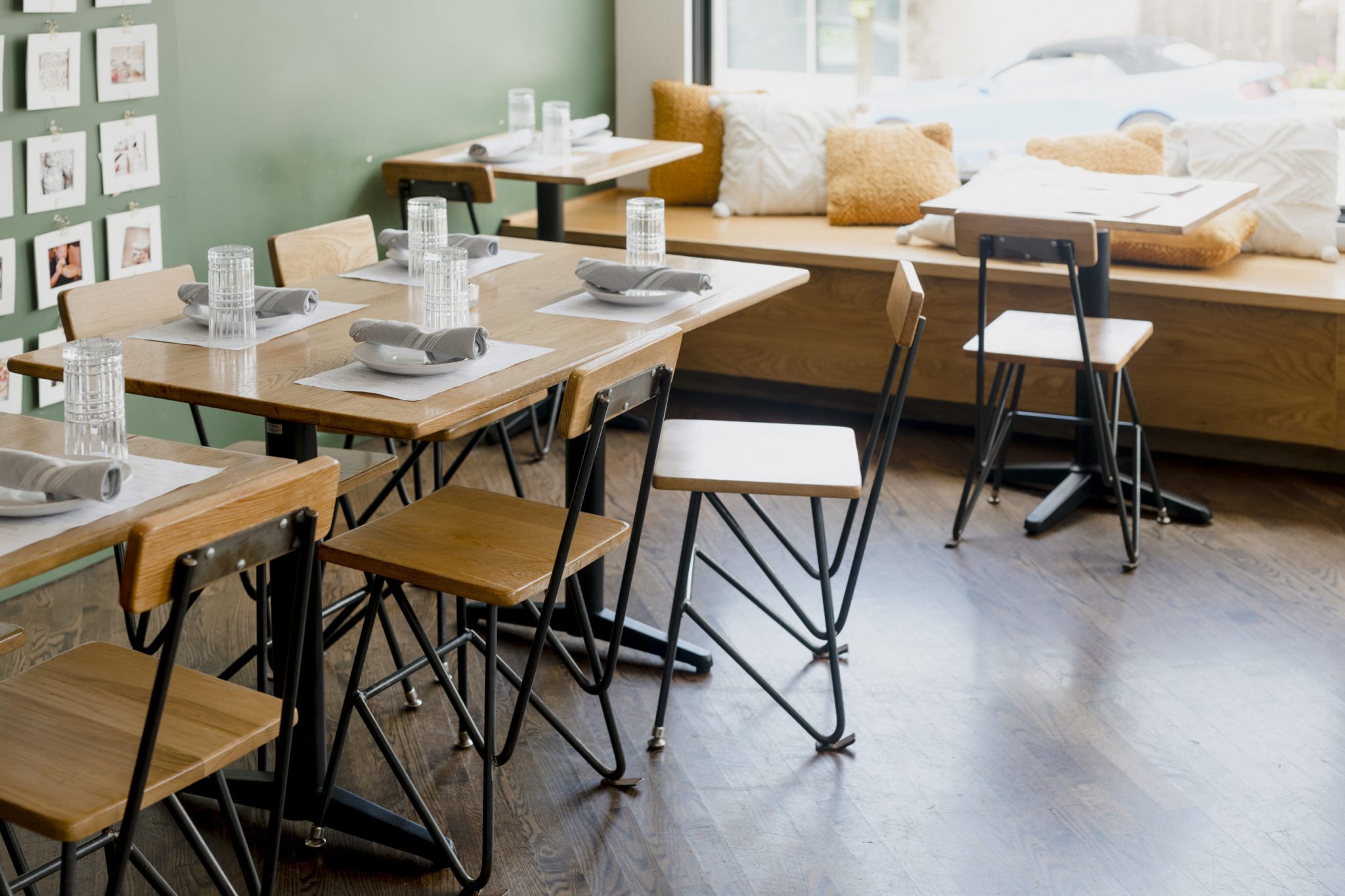 Interior acogedor de Restaurante Wooden Paddle con mesas de madera y sillas modernas